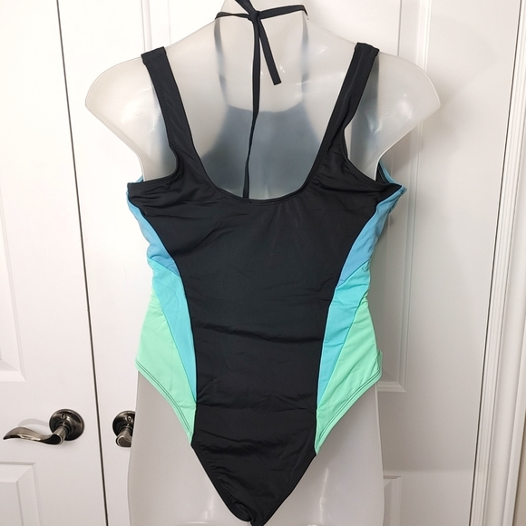 Plus size one piece swimsuit - Picture 4 of 5